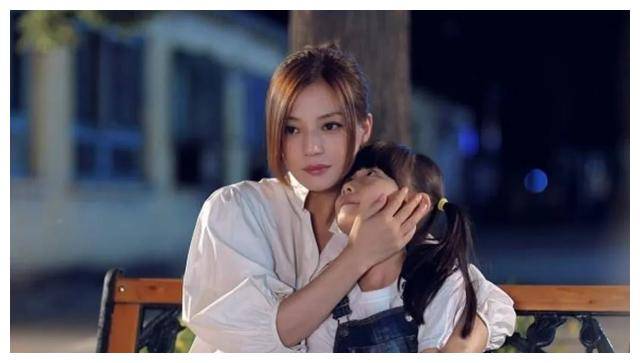 赵薇消失两年,她到底过得怎样?为何作品资源消失了_公众_争议_形象