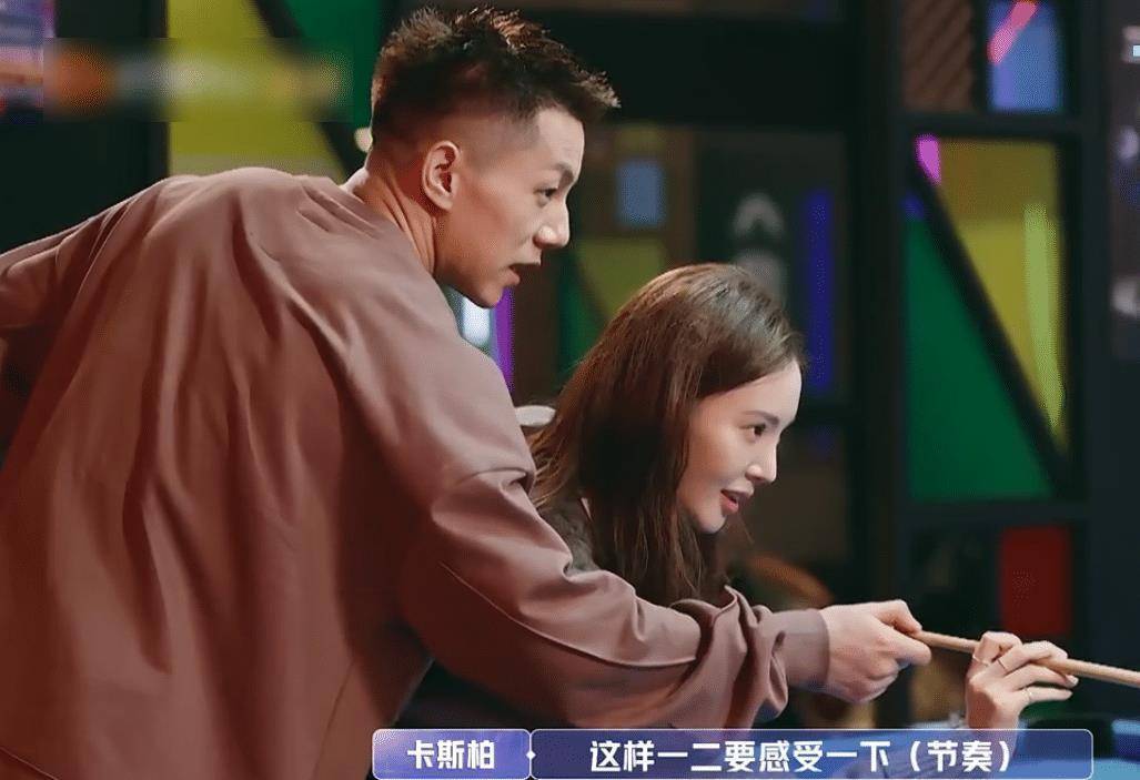 卡斯柏贴身撩金晨,金爸明显不满意,金晨的表情却暴露真实想法!