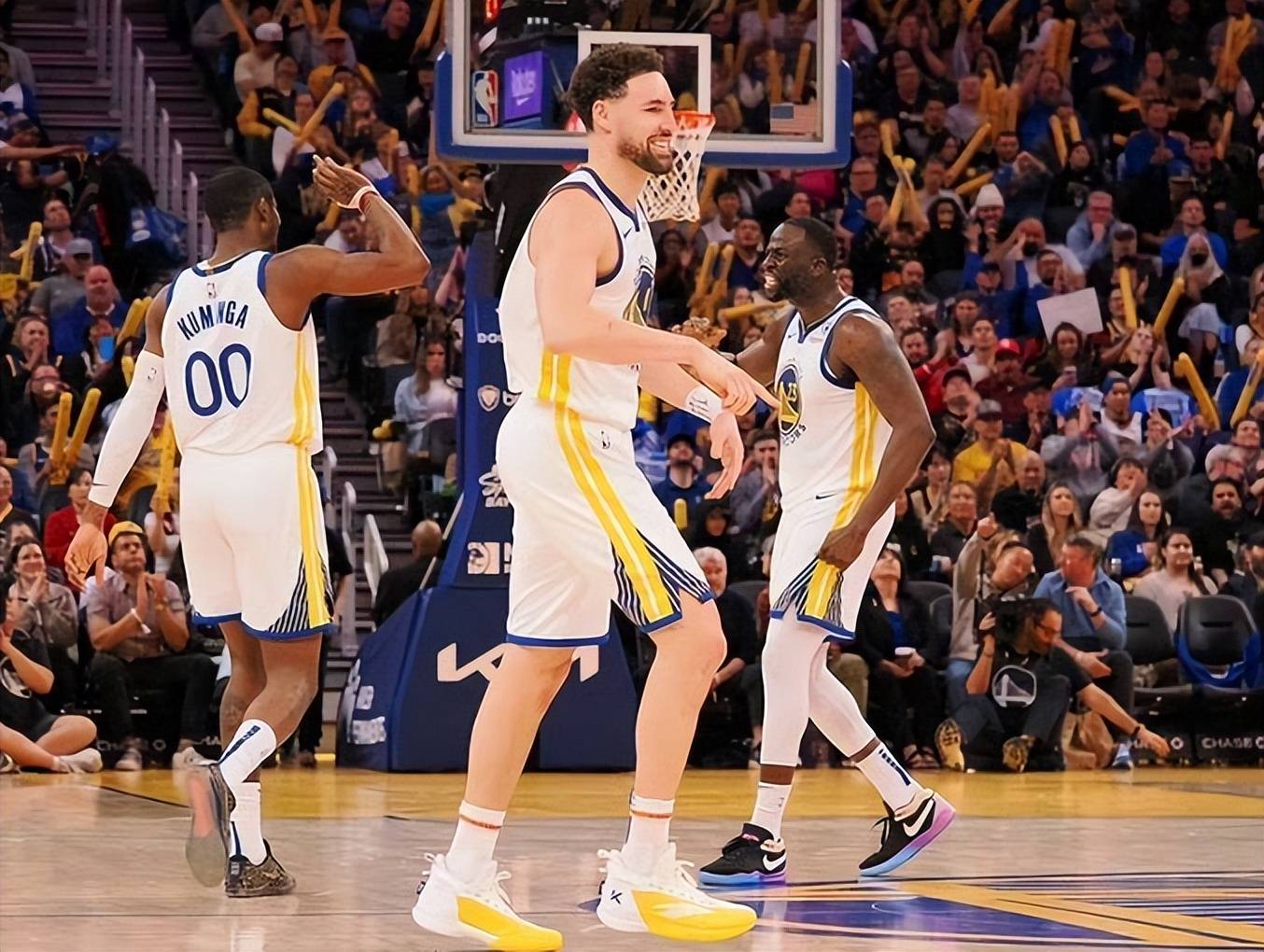 豪赌库库组合,汤普森免费走人,他是非卖品_维金斯_比赛_库里