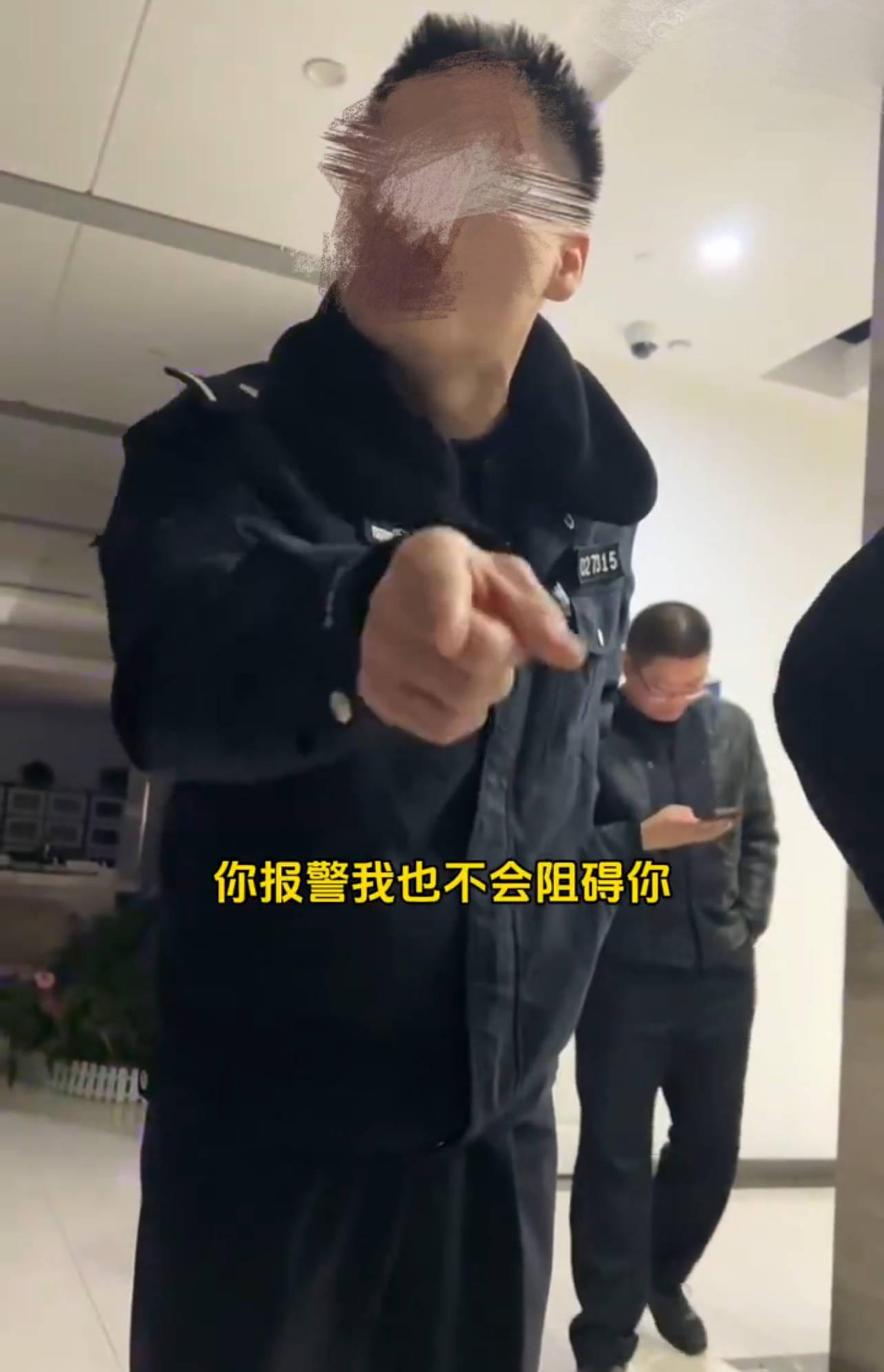 29岁女子上厕所忘带纸,多次报警让警察送纸无果,闯办案区闹事_视频