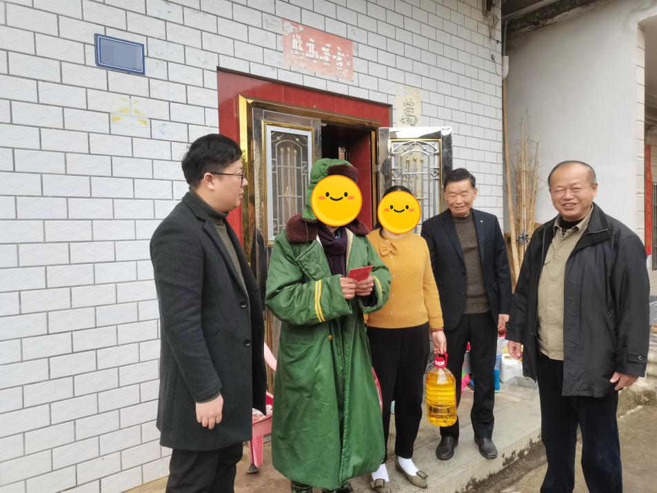 近日,正值寒潮来袭,平和县委书记蔡绿璇带领相关部门人员,冒着严寒