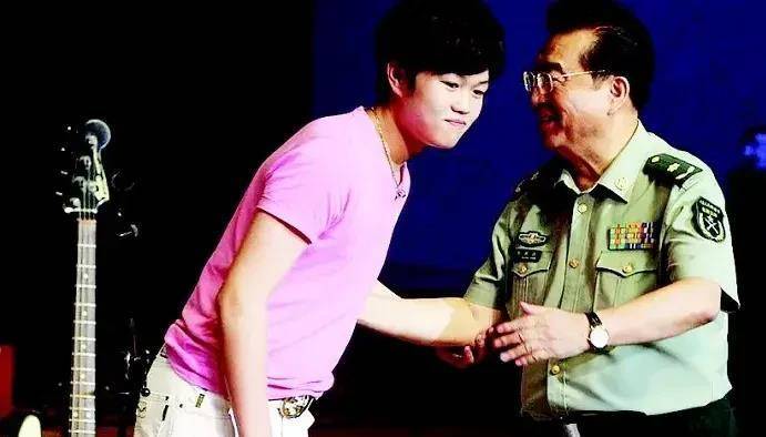 2011年,李双江的爱子李天一,开着宝马将一奥迪车主打得头破血流_梦鸽