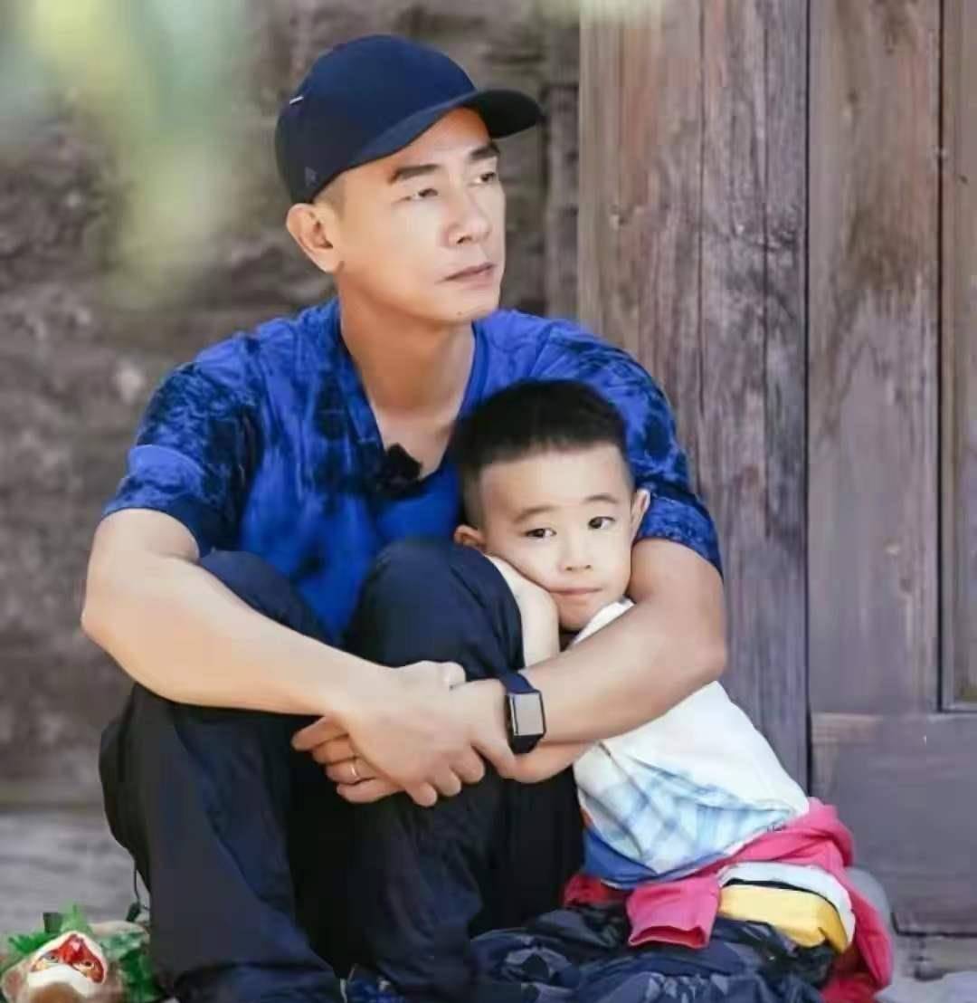 陈小春:血汗换来上亿身价,贤妻治愈暴脾气,弟弟却是他永远的伤_应采儿