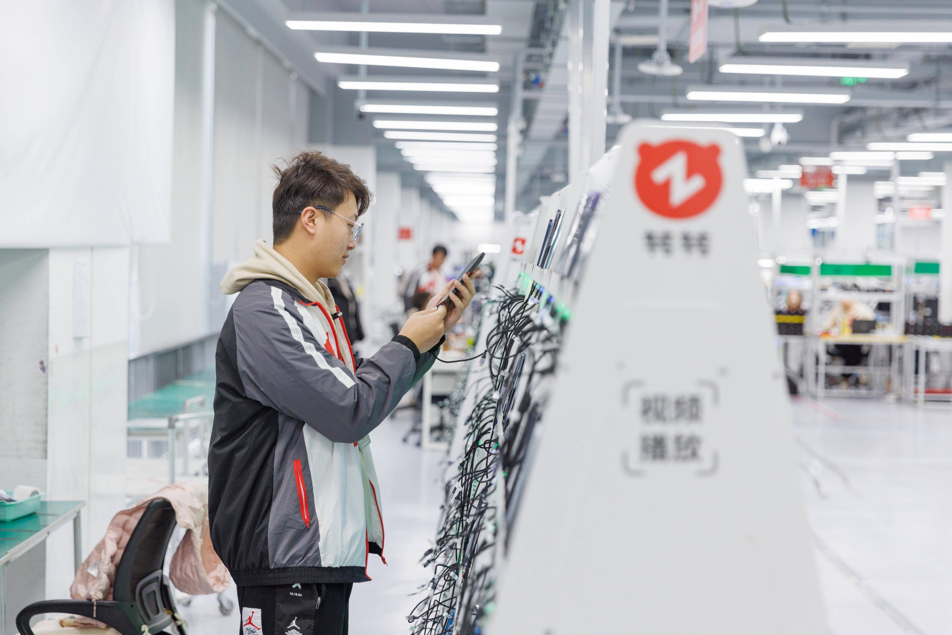 目前,转转有2000个仓内验机工程师,400家门店和近2000人的上门团队,这