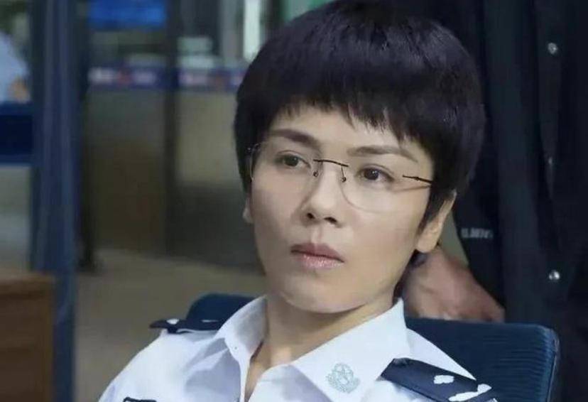 警花照",把颜丙燕和杨幂等人放在一起看,差别就出来了_造型_警服_角色