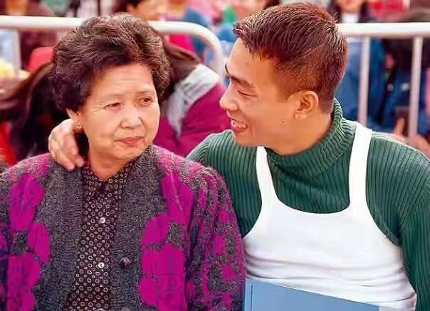 陈小春:血汗换来上亿身价,贤妻治愈暴脾气,弟弟却是他永远的伤_应采儿