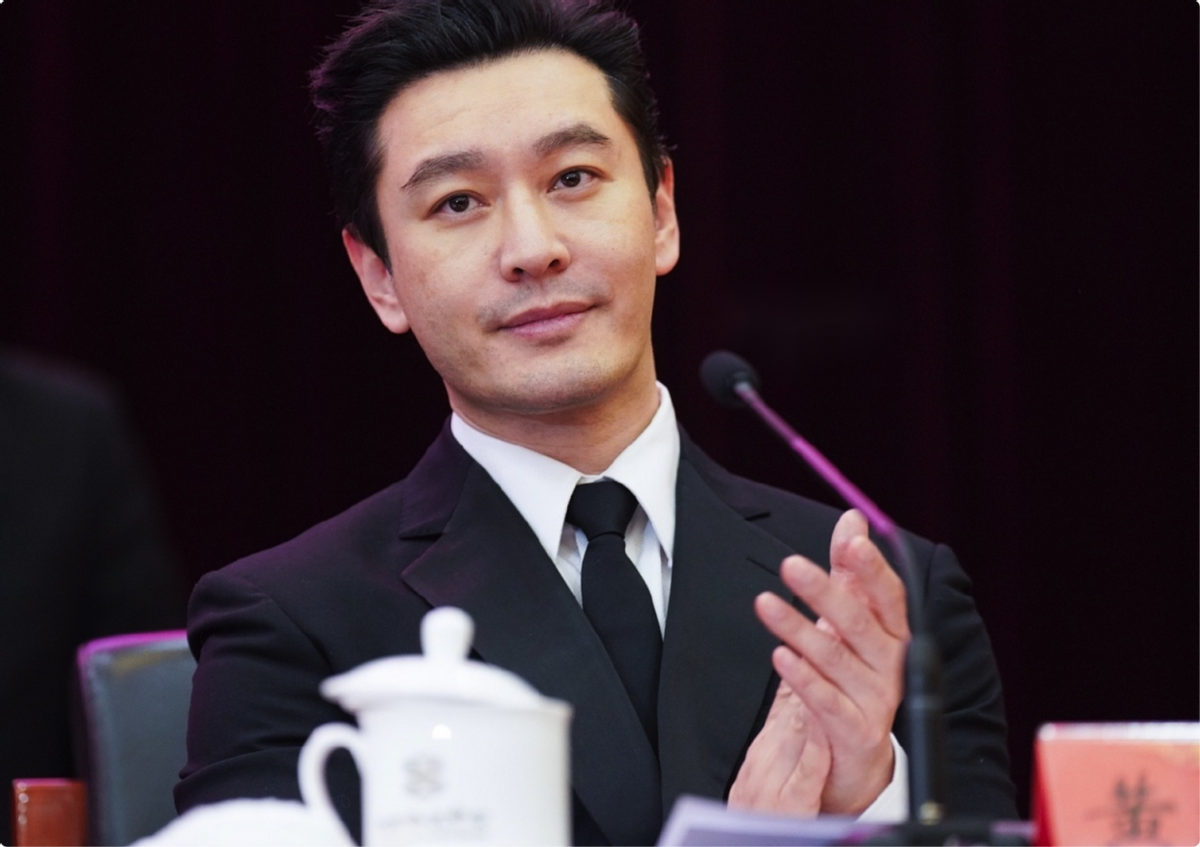 皱纹,黄晓明的坑坑脸,人民大会堂的滤镜太真实了_周冬雨_状态_闭幕式