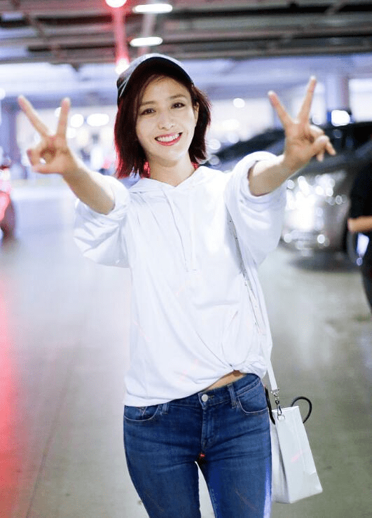 陈思诚给小女友庆生,长相清纯和佟丽娅年轻时很像,但气质差了点_时候