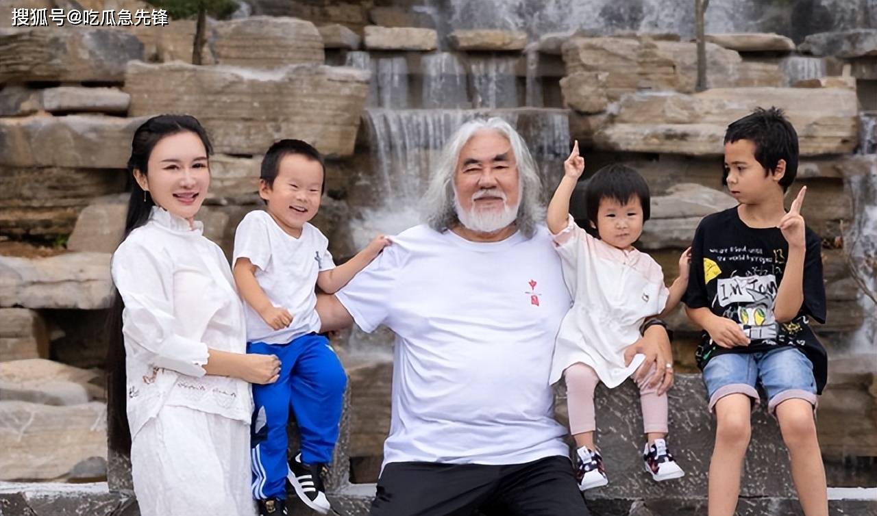 张纪中与小11岁娇妻杜星霖,罕见合影曝光,穿唐装尽显东方韵味_生活