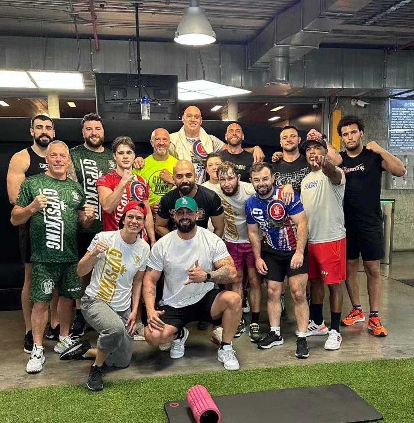 距离开赛还剩2周多:拳王富里手持雪茄,摆着姿势_西克_比赛_媒体