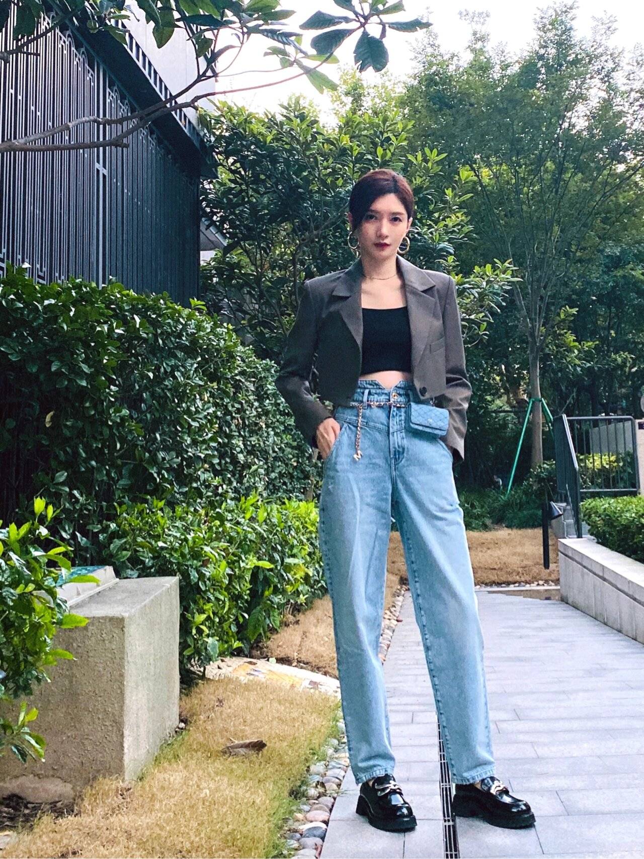 江疏影带火了"简约"穿搭:西装 t恤 二分裤,时髦洋气又减龄_时尚_短裤