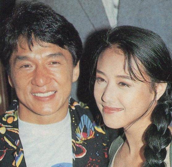 1994年成龙的餐厅开张,张国荣张曼玉等巨星到贺,场面