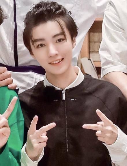 王俊凯父母被说,时代少年团放弃春游,紧追不舍的私生饭太可怕_王源