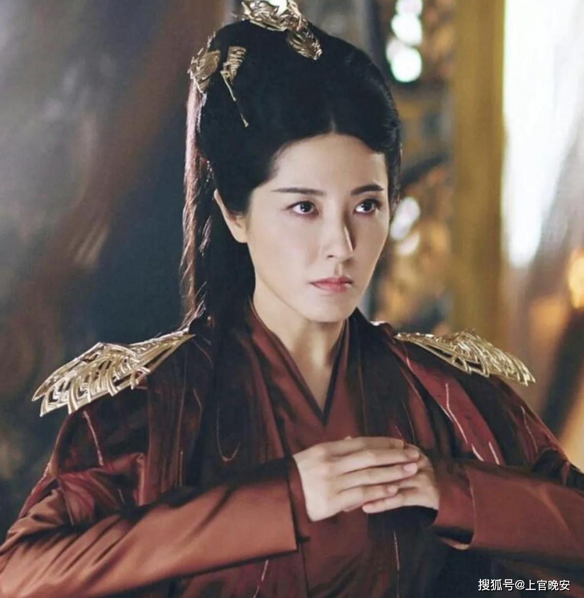 当51岁的吴越和47岁的曾黎站在一起,我才明白,什么是骨相和气质_观众