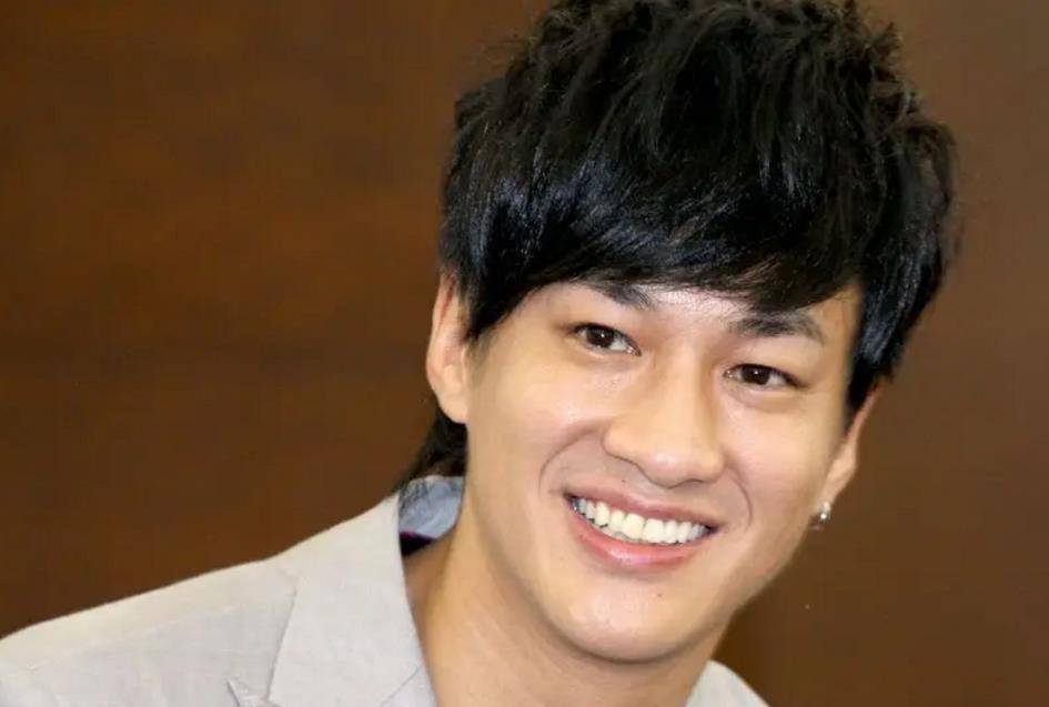 的何润东,与柜姐恋爱长跑8年结婚,爸妈催生14年无果_徐克_合作_邓超