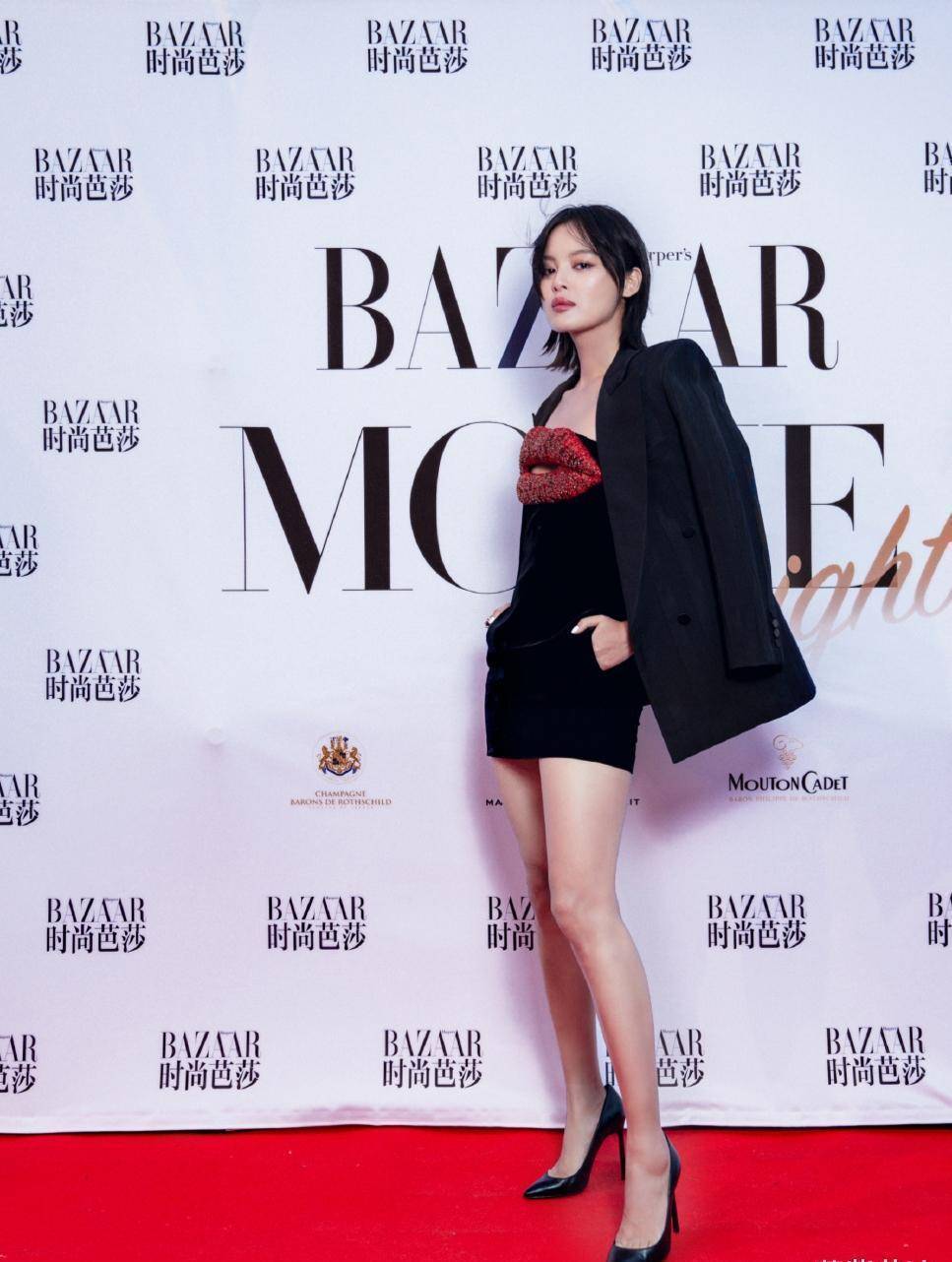 辛芷蕾凹造型用力过猛,搭配挺好看,但是皮裤却非常显胖!