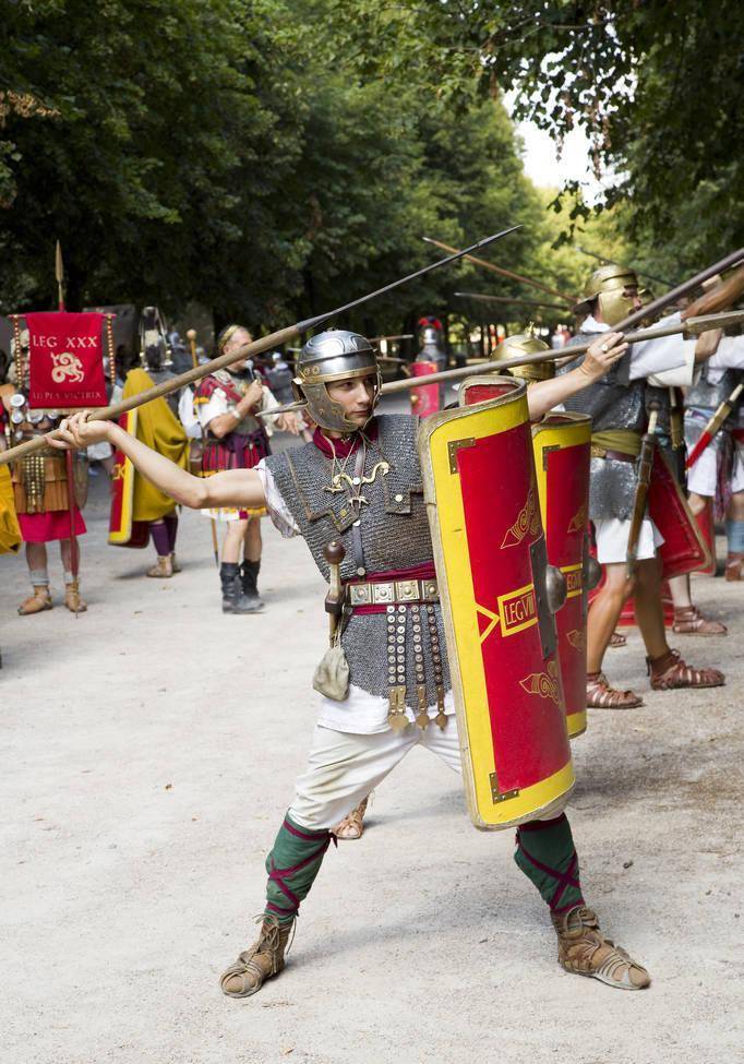 对于临阵溃败的队伍,或者军官阵亡士兵依然存在的队伍,罗马军团执行"