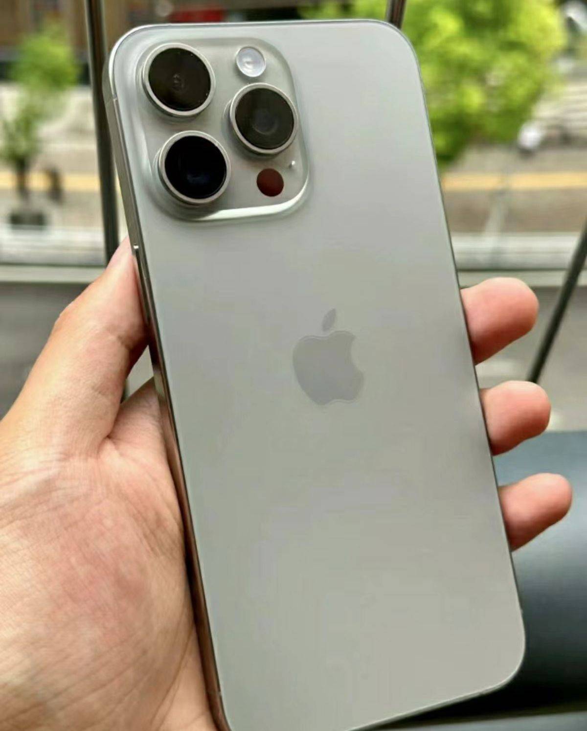 四个月暴降1700元,苹果15 pro max含泪迎来"抄底价"_iphone_版本_机型