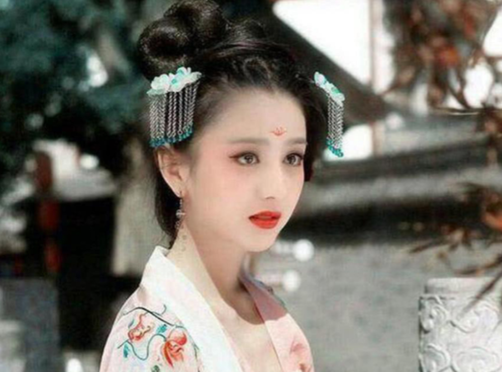 然而在西施瓷娃娃般的外表下,隐藏着一颗脆弱的心——她患有顽固的