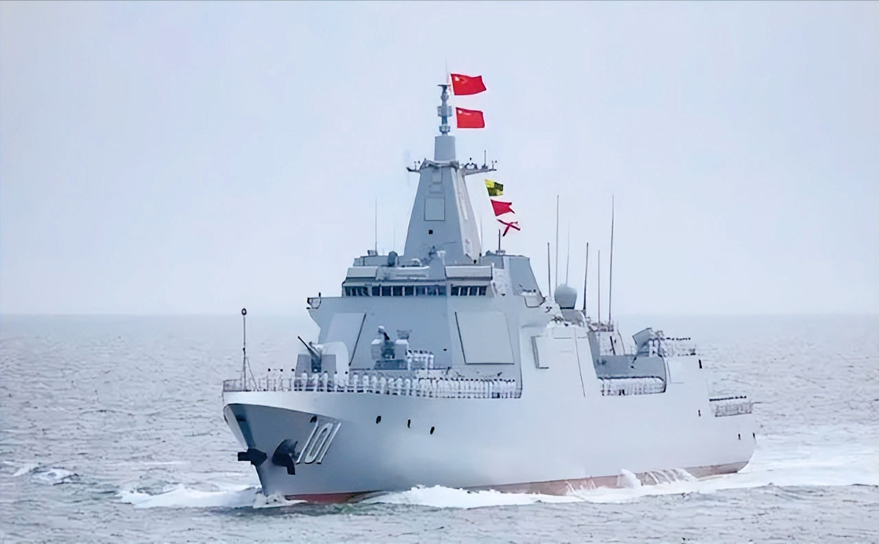 中国又一艘巨舰成功下水,排水量超过万吨,或将服役于东海舰队_型驱逐