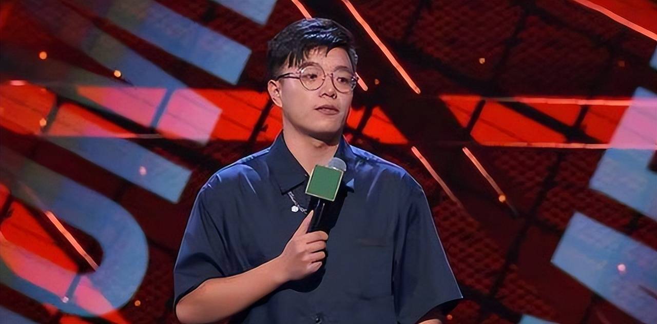 学学成龙像个男人吧!有女友还亲吻别人,脱口秀杨波:是女生逼我搞破鞋