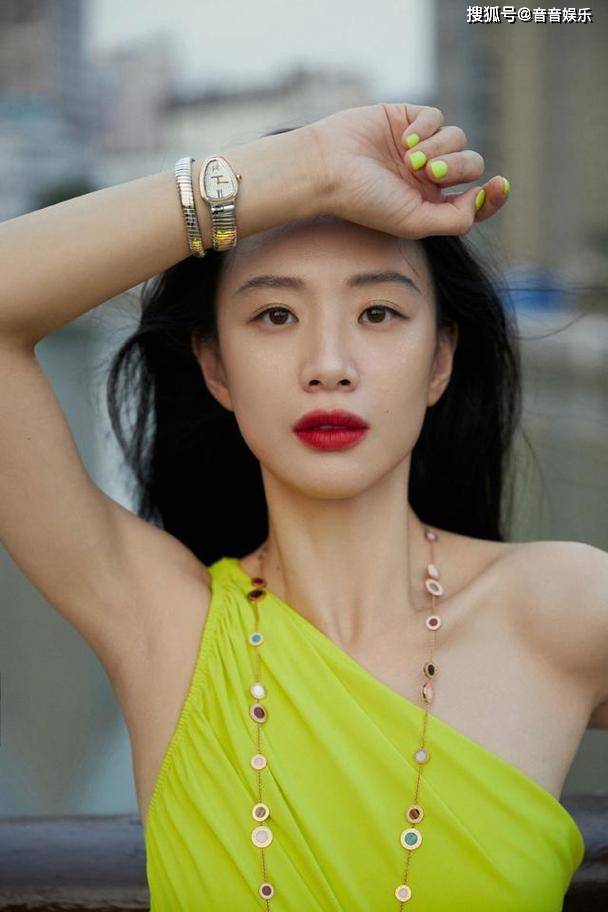 李梦写真大片,饱满性感展现韵味十足的女性之美