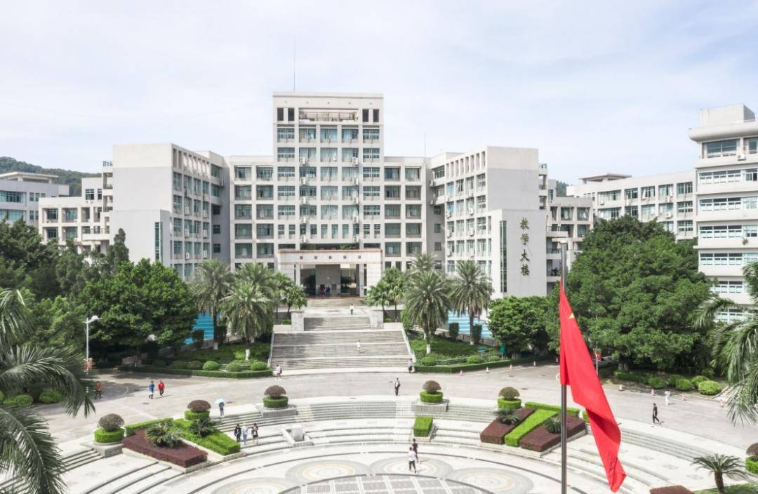 第13名是燕山大学,简称燕大,坐落于河北省秦皇岛市,是除河北工业大学