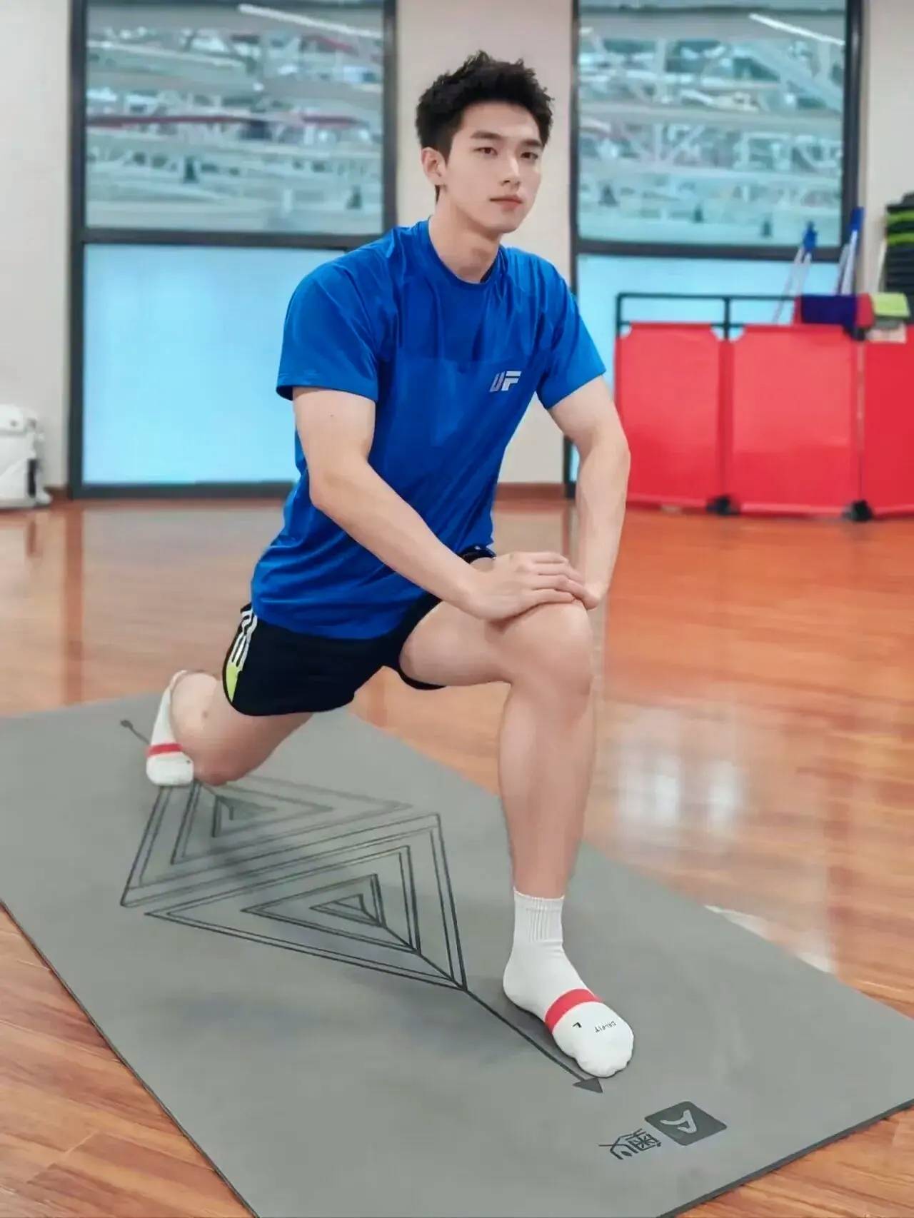 他是一个颜值超高的帅哥,简直就像是走出时尚杂志的男模.