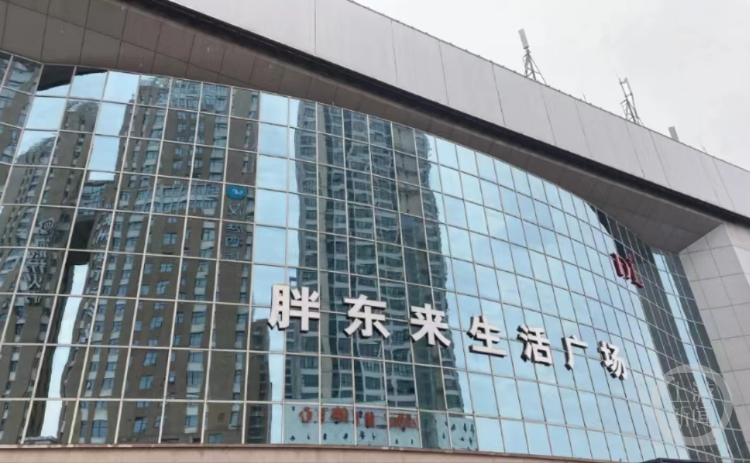 胖东来在门口给顾客身上扫雪,胖东来成功的秘诀是什么?