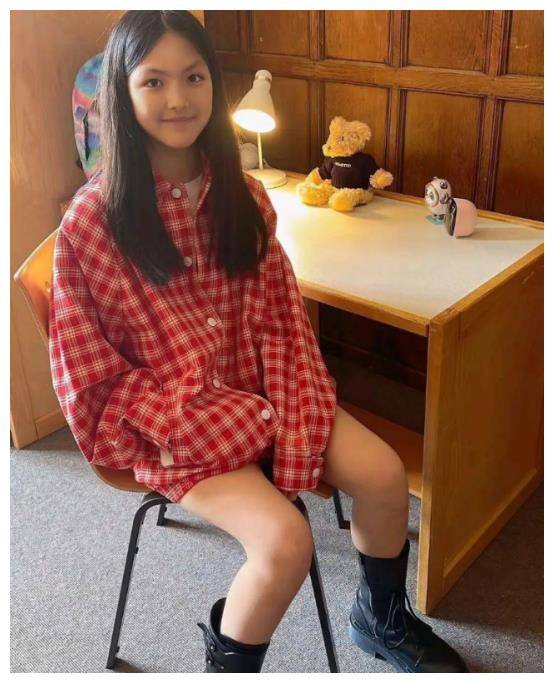 凭着出生后四岁稚嫩的年岁,王诗龄登上舞台,成为年龄最小,却凸显可爱