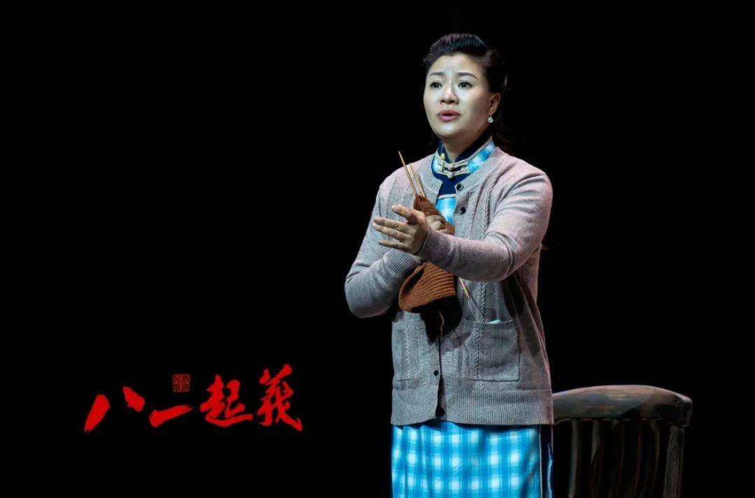 歌唱家王丽达饰演邓颖超剧中各个唱段间的纵横捭阖,故事情节的演绎