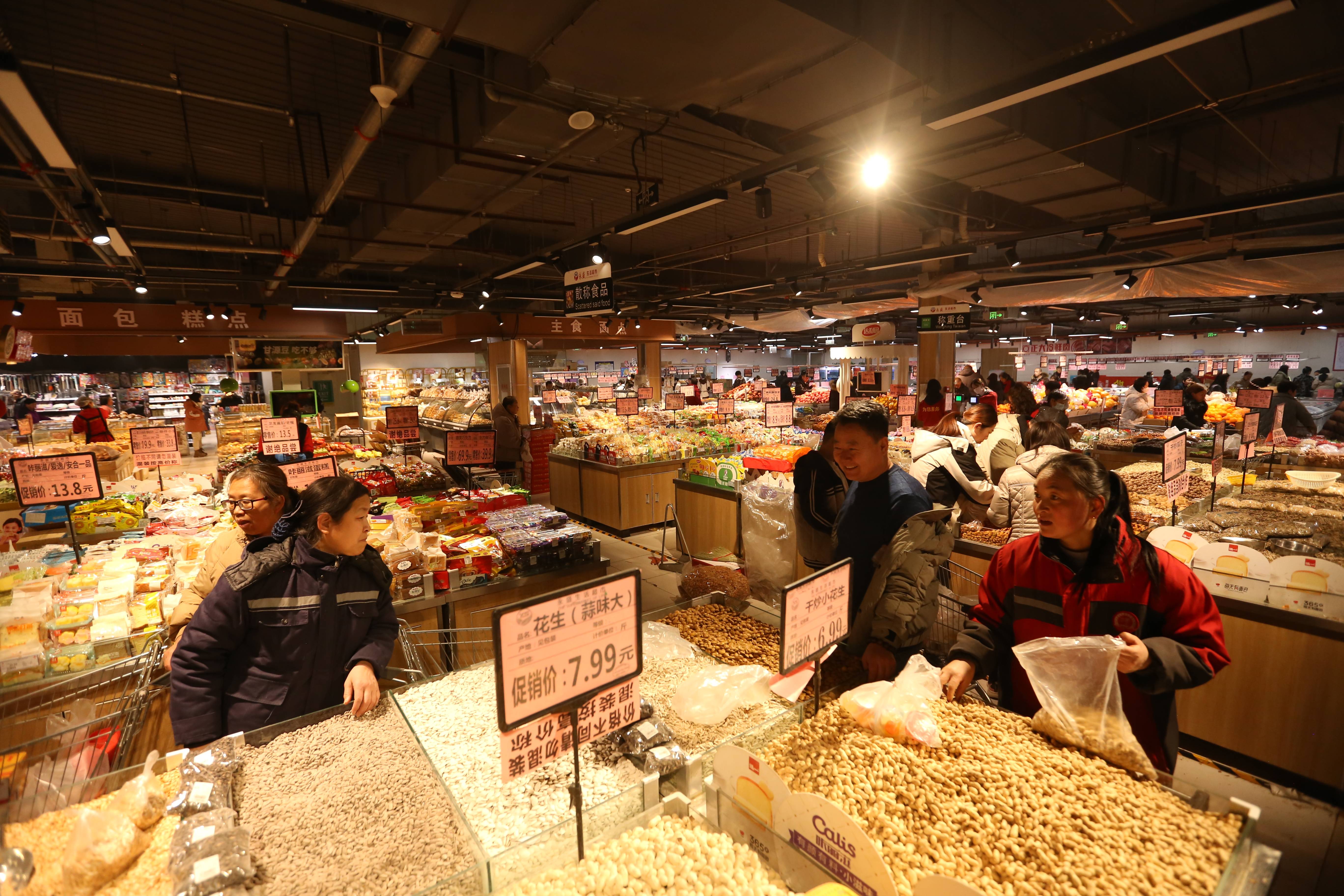 万家购生活广场门前,邳州炒货店外盛有开心果,巴旦木,碧根果,瓜子