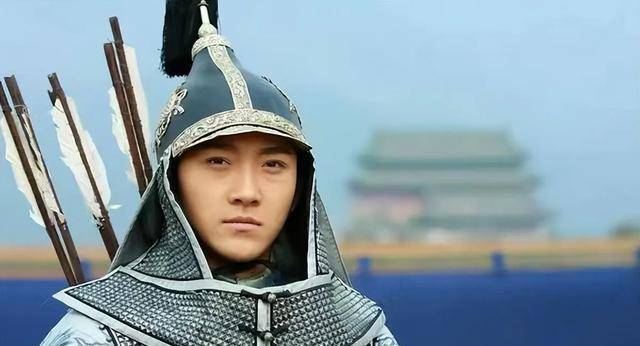 主演《还珠格格》13年后,又演《黑土沉默》琼瑶小生让人认不出来_关羽