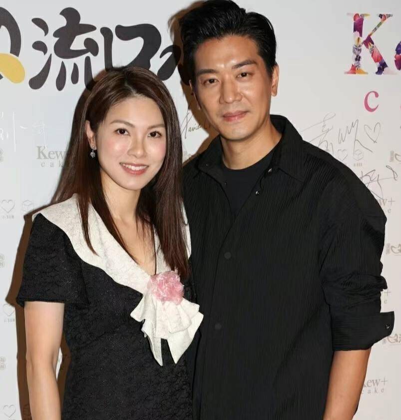 黎诺懿,老婆是李洁莹,港姐16强选手,也是富家千金,家里资产超5亿港元.
