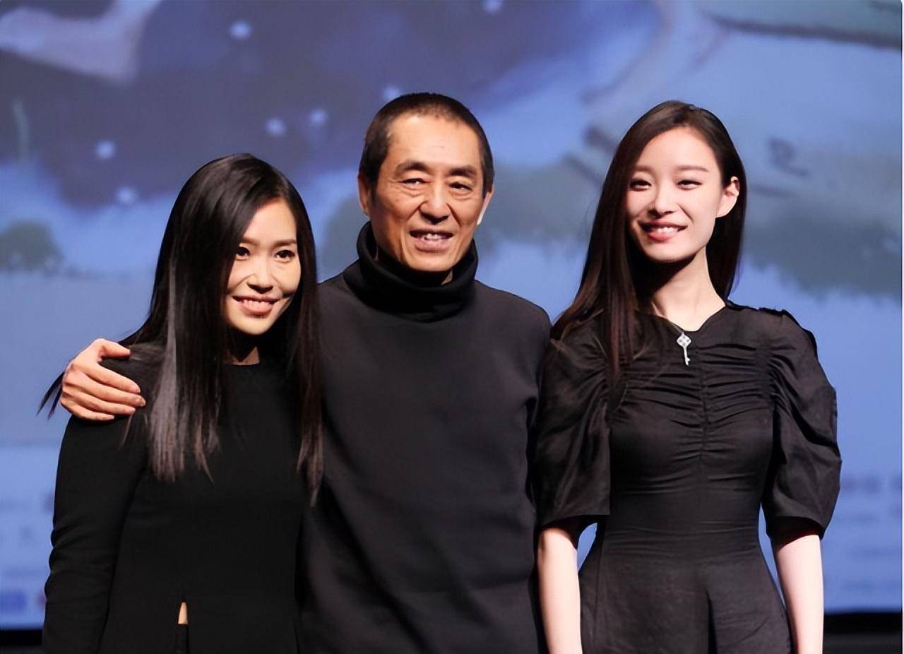 当2014年张末在国际电影节上再次遇见巩俐时,她没了之前的戾气,还微笑