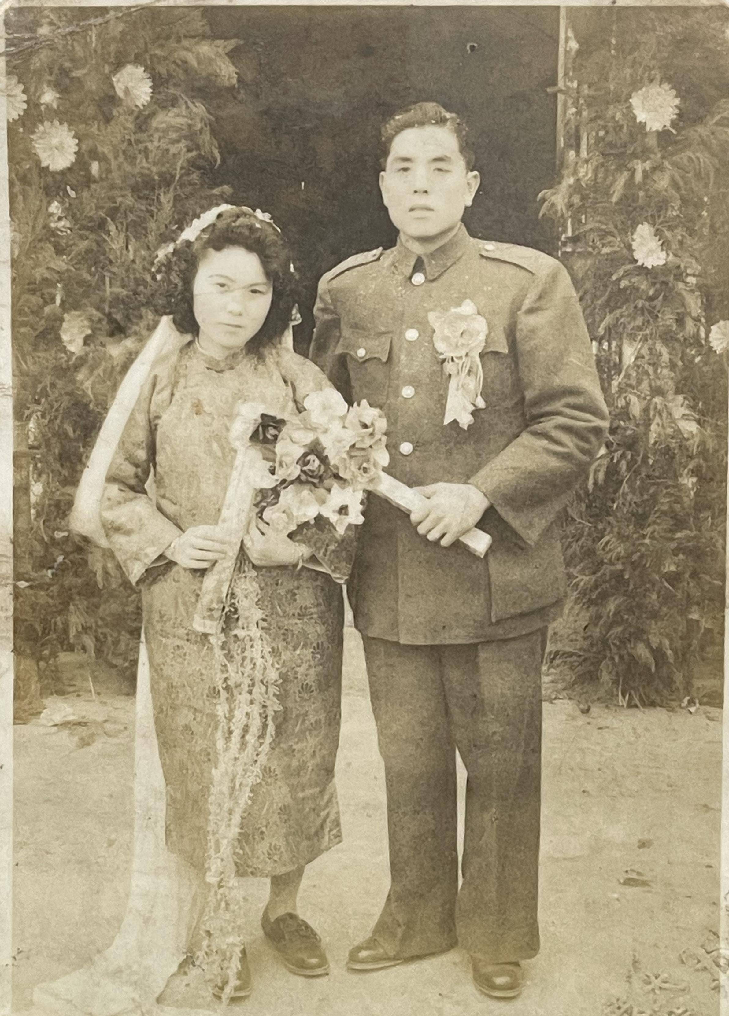 而在同一天的仓库彩门前(据黄庾燊回忆,庆祝元旦的彩门是李彦和官兵