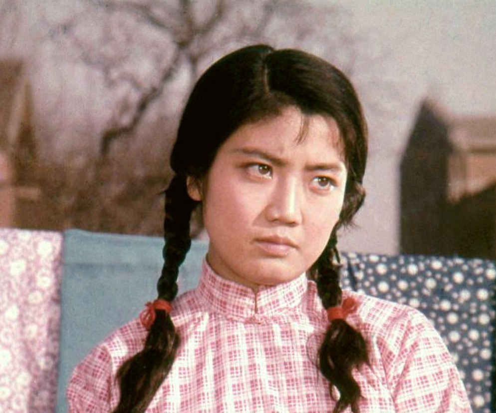 在《春苗》这部影片中,李秀明被安排扮演的是女一号"春苗"一角,和她