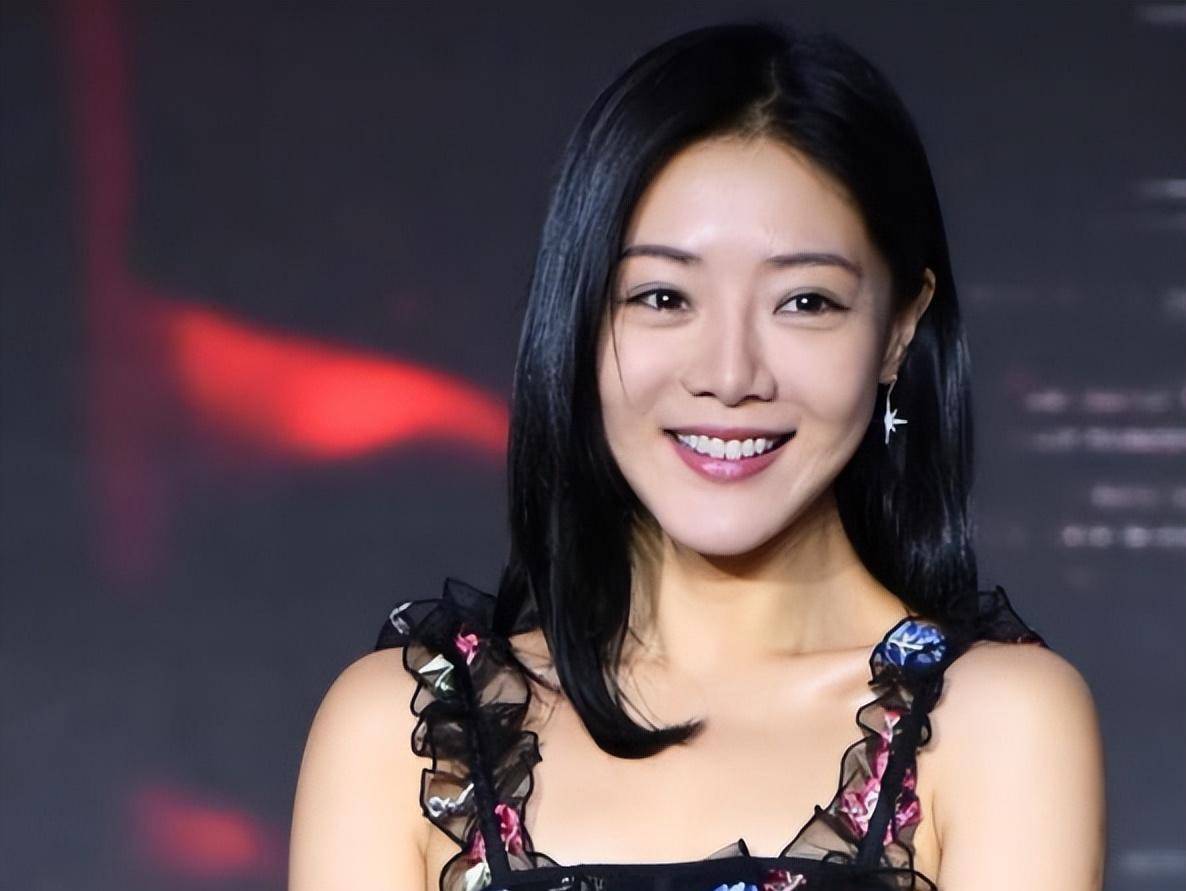 导演把邓家佳叫到房间,说:"脱衣服看一下你的身材 "_事情_应采儿_人物