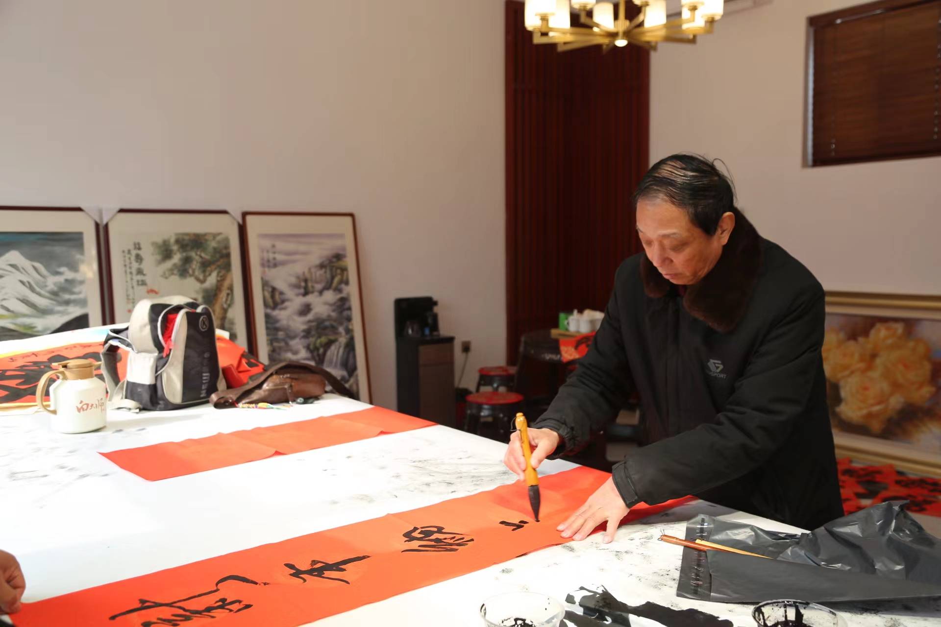 大兴区礼贤镇西段村: 墨香四溢迎新春 义写春联送村民_活动_祝福_张井