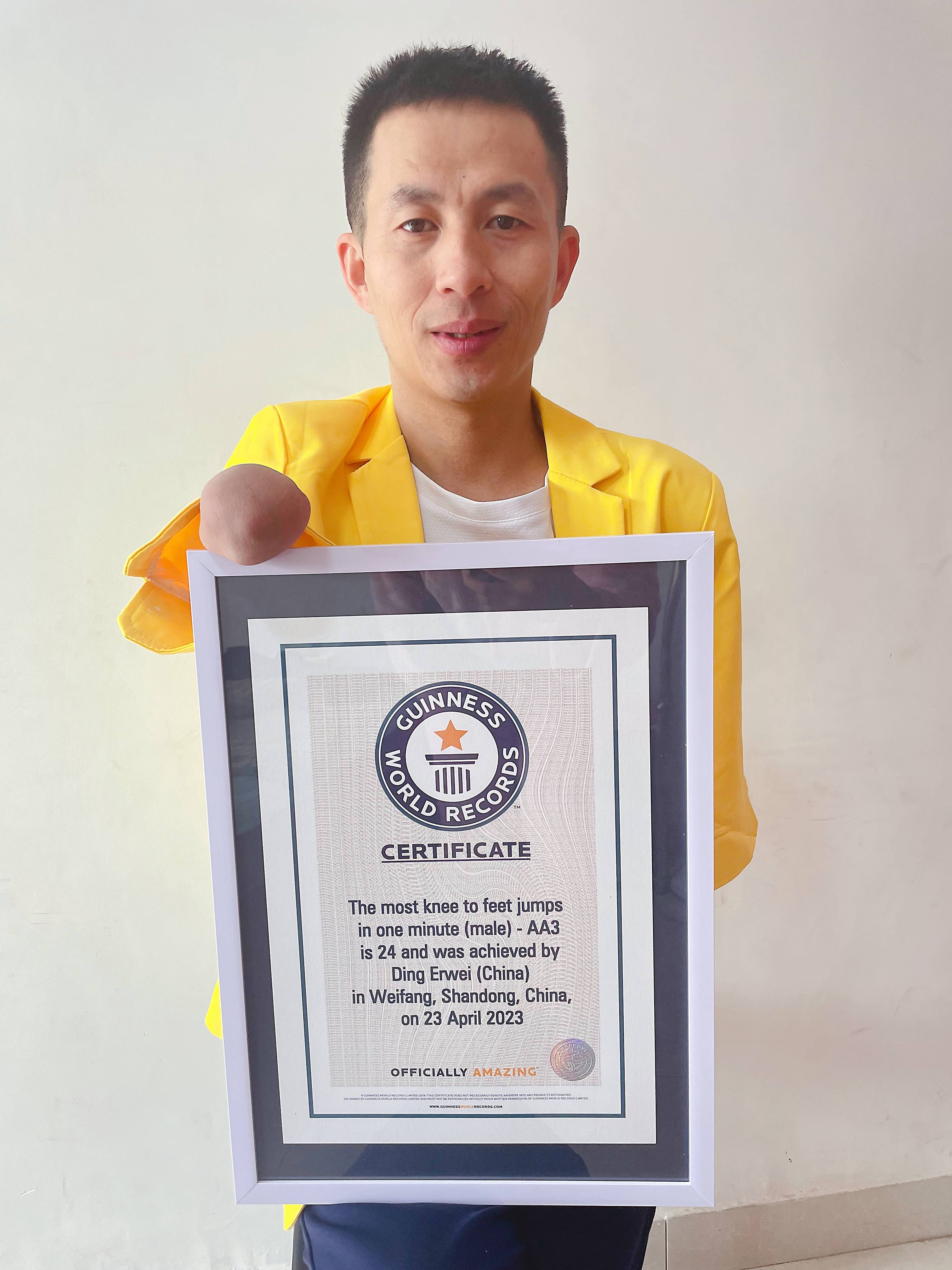 潍坊无臂青年丁二伟再获吉尼斯世界纪录