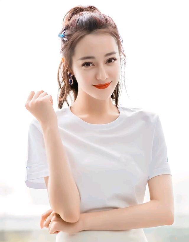 那么也有不少的人都拿着迪丽热巴的照片去当作自己整眼睛的模板!