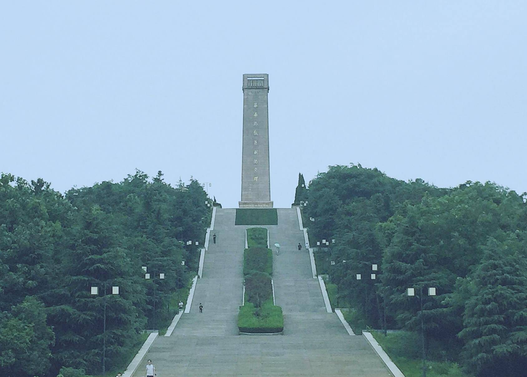 除夕夜,抗戰紀念碑發出奇怪的軍號聲,居民:是小號手在