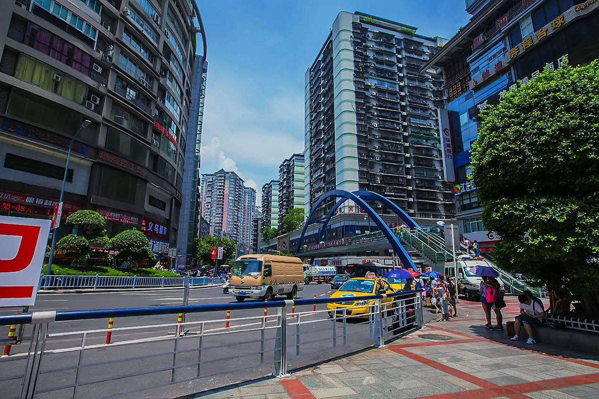 选择两路口:是交通枢纽,附近景点不多,但性价比高解放碑:是重庆市中心