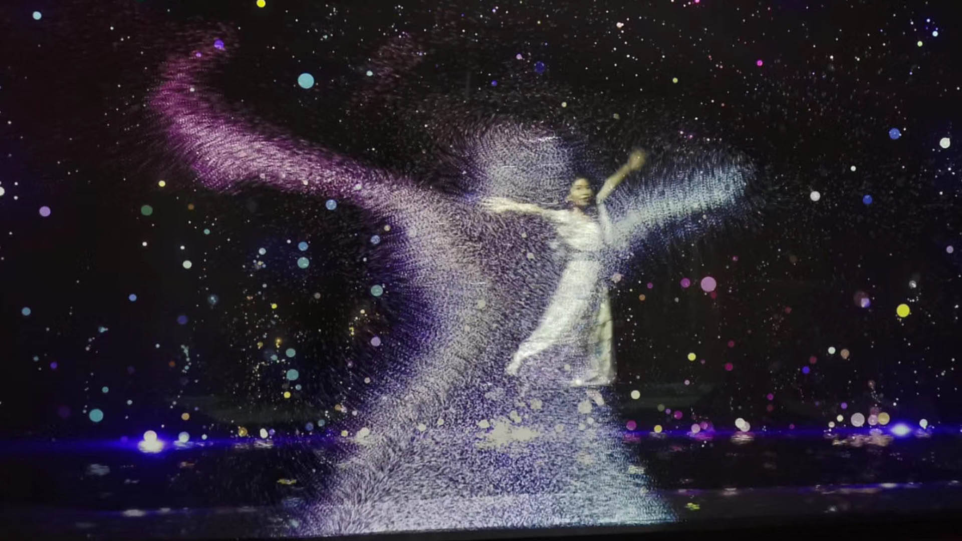 定制化互动内容: 根据展览的主题和目的,定制人影