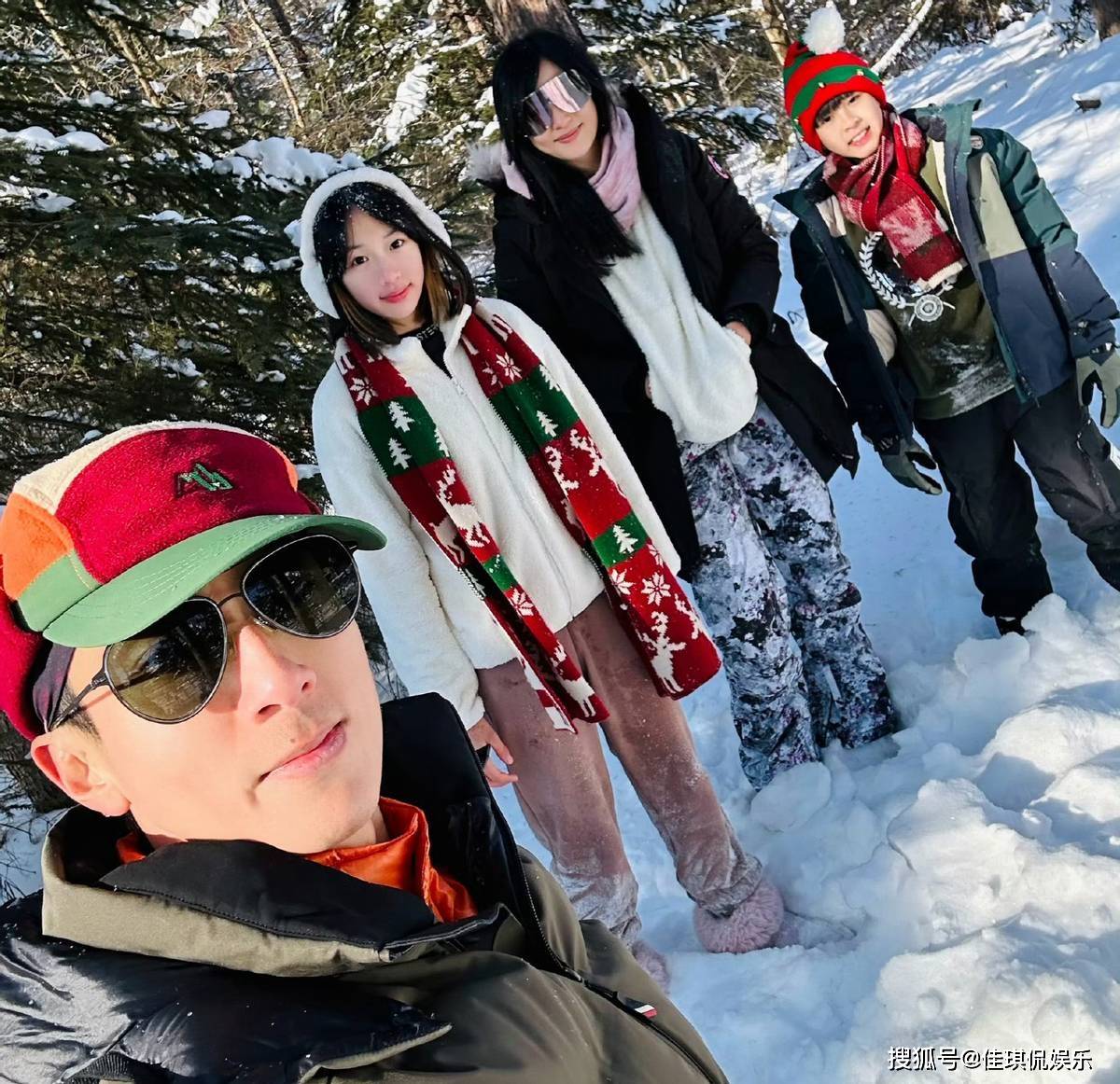 吴尊晒与妻子28年前的同框照,女儿跟妈妈年轻时一模一样_林丽吟_事业