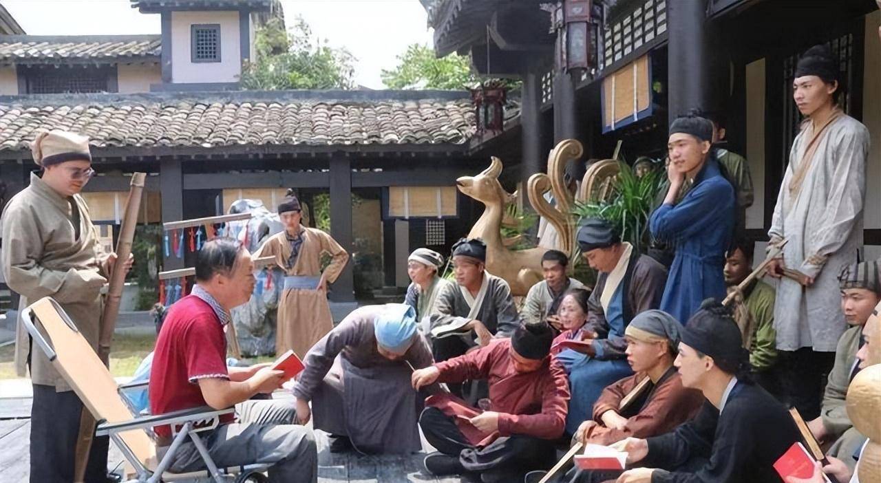 内地剧组数量大幅缩减,按天结算工资的横店群演,如今过得咋样?