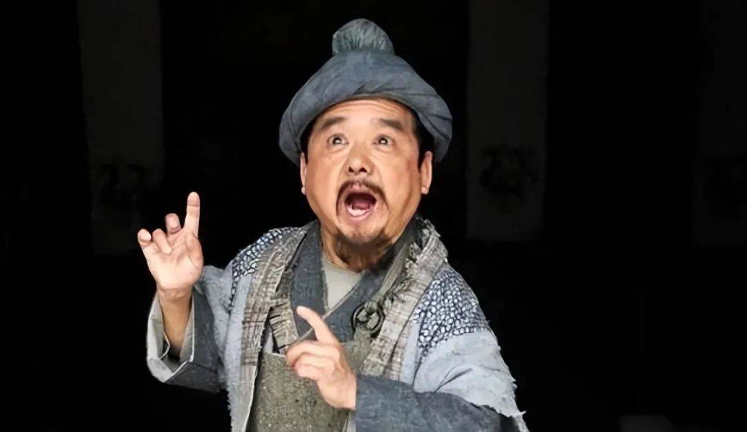 他身高一米二,演过武大郎,4任老婆个个貌美如花,豪宅豪车无数_陈三木