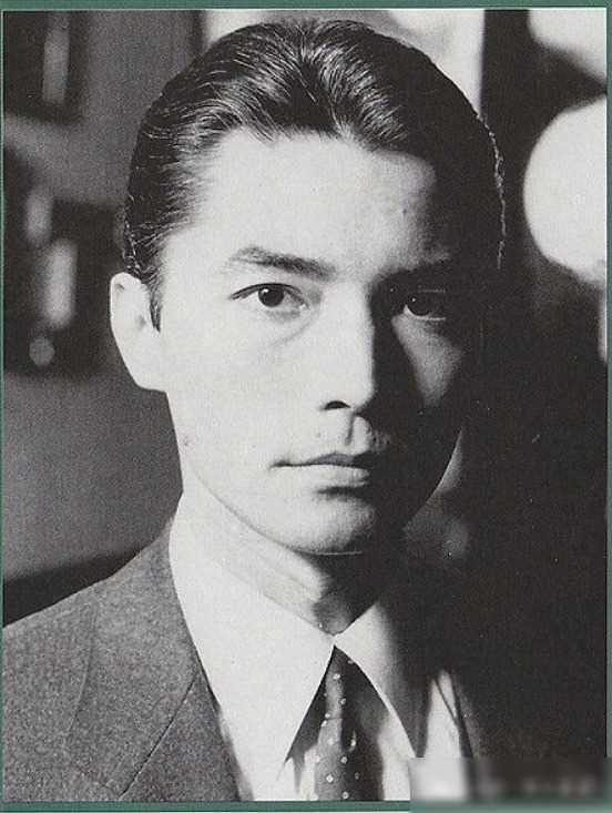 这个曾经登峰造从爱情到孤独然而,即便身居巅峰,尊龙依然面对着好莱坞