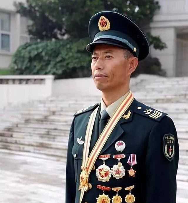 "他继续超期服役,成为导弹测控士官.