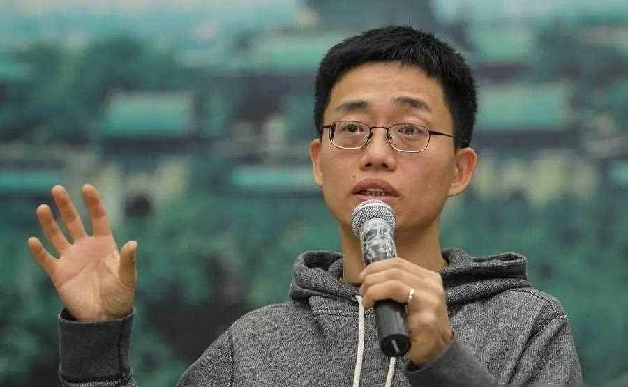 央视主持人黄西:曾拿奥巴马开涮,如今沦为选手被李诞